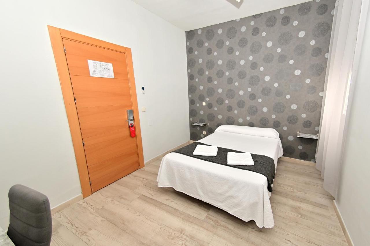 Hostal Falfes Madrid Dış mekan fotoğraf